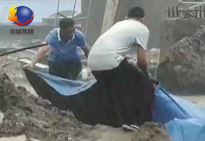 榮盛保溫磚廠區(qū)工作人員冒雨蓋篷布 榮盛保溫磚廠區(qū)工作人員冒雨蓋篷布